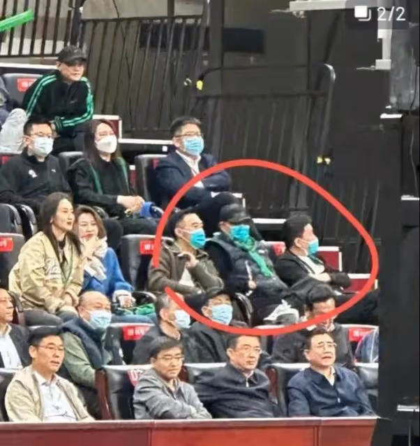 66歲趙本山罕見露面,低調坐觀眾席觀看CBA比賽,全程顯得很緊張