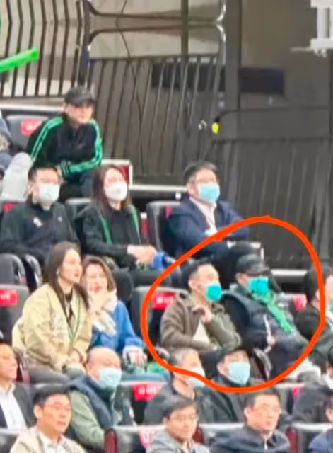 66歲趙本山罕見露面,低調坐觀眾席觀看CBA比賽,全程顯得很緊張