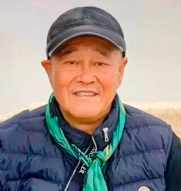 66歲趙本山罕見露面,低調坐觀眾席觀看CBA比賽,全程顯得很緊張