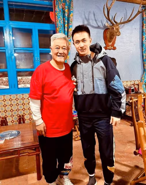66歲趙本山罕見露面,低調坐觀眾席觀看CBA比賽,全程顯得很緊張