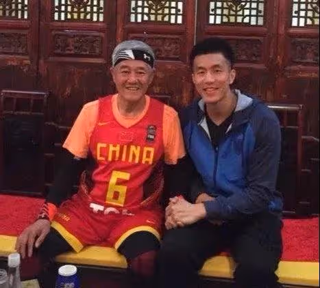66歲趙本山罕見露面,低調坐觀眾席觀看CBA比賽,全程顯得很緊張