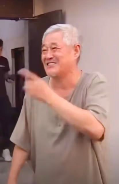 66歲趙本山罕見露面,低調坐觀眾席觀看CBA比賽,全程顯得很緊張