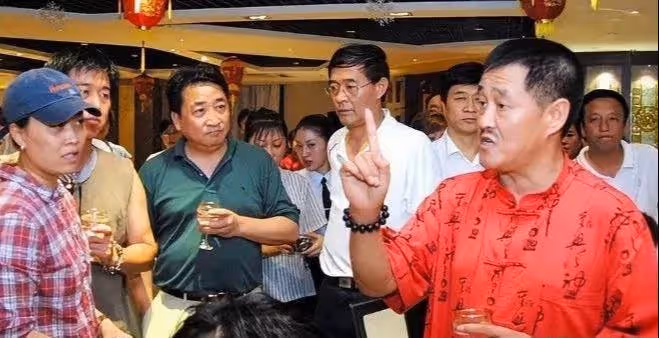 66歲趙本山罕見露面,低調坐觀眾席觀看CBA比賽,全程顯得很緊張
