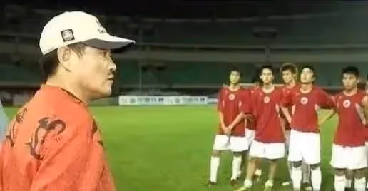 66歲趙本山罕見露面,低調坐觀眾席觀看CBA比賽,全程顯得很緊張