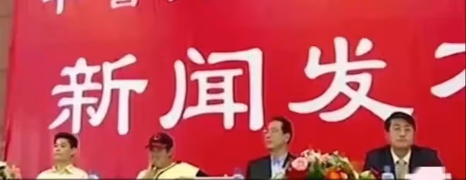 66歲趙本山罕見露面,低調坐觀眾席觀看CBA比賽,全程顯得很緊張