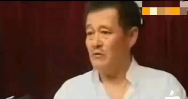 66歲趙本山罕見露面,低調坐觀眾席觀看CBA比賽,全程顯得很緊張