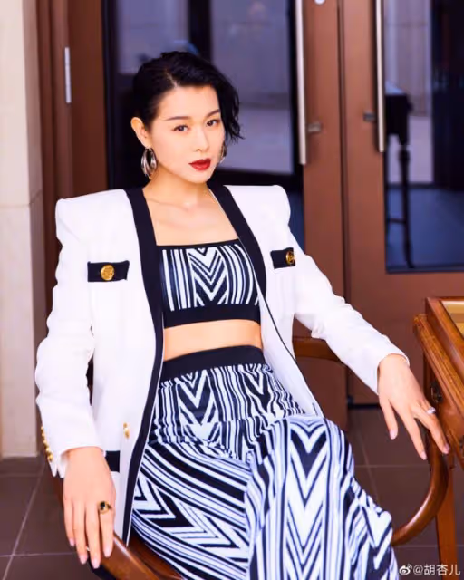 TVB視後攜老公現身環球影城!女方背包吸睛,兩夫妻樂不思蜀
