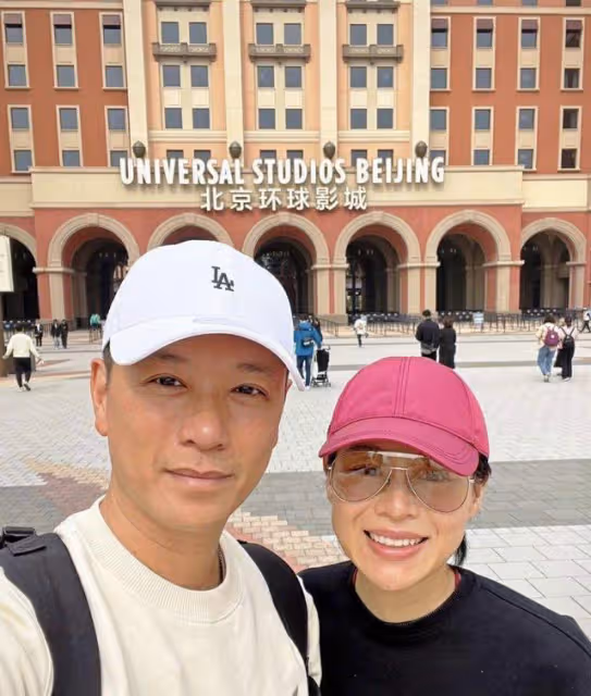 TVB視後攜老公現身環球影城!女方背包吸睛,兩夫妻樂不思蜀