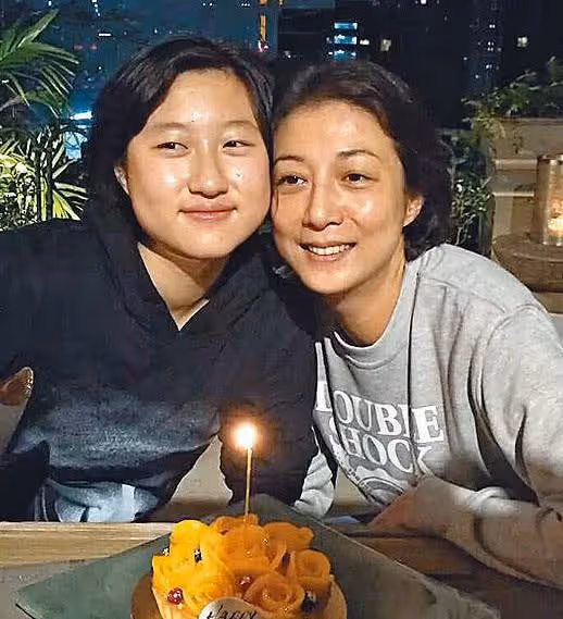 小龍女吳卓林被控制?與35歲妻子購物,andi對其嗤之以鼻超可憐