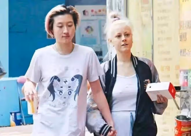 小龍女吳卓林被控制？與35歲妻子購物，andi對其嗤之以鼻超可憐