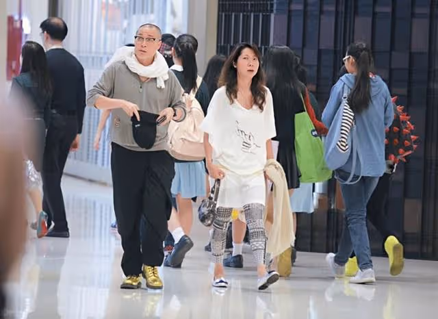 突傳死訊!香港知名男星妻子因肺癌離世,婚內出軌被指小三上位