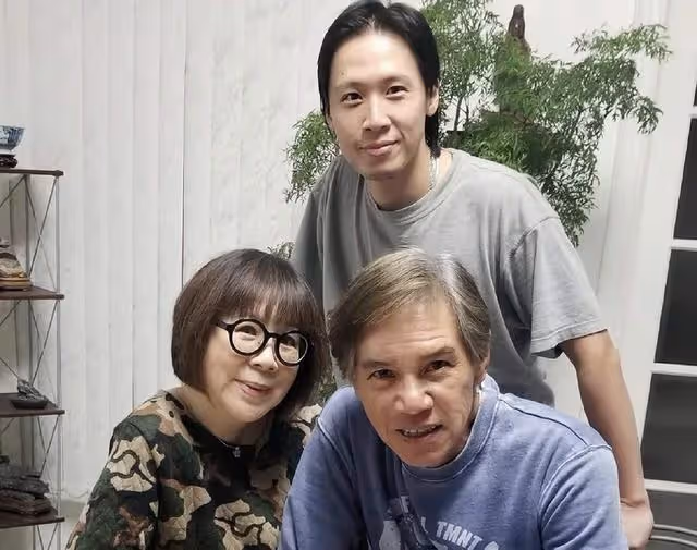 香港知名男星滿頭白髮出鏡,不染髮想自然老去,網友直呼不敢認