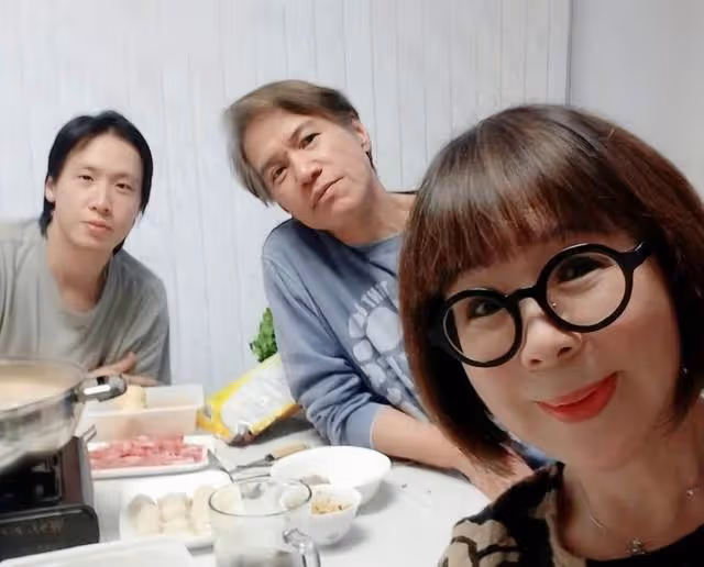香港知名男星滿頭白髮出鏡,不染髮想自然老去,網友直呼不敢認