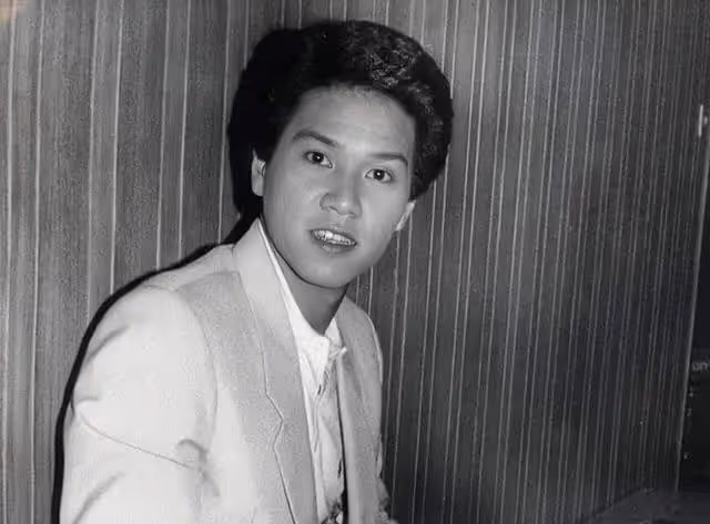 香港知名男星滿頭白髮出鏡，不染髮想自然老去，網友直呼不敢認