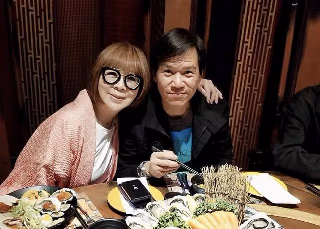 香港知名男星滿頭白髮出鏡，不染髮想自然老去，網友直呼不敢認