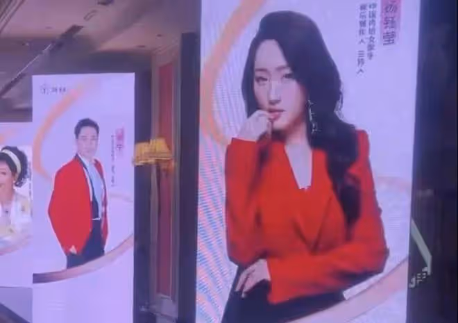 56歲溫碧霞,真空禮服敞穿登台惹爭議,51歲楊鈺瑩相比之下太保守