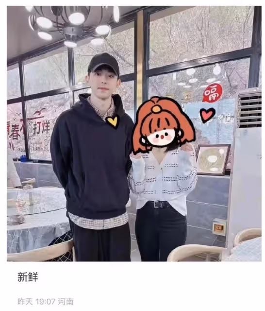 鄧倫罕見露出正臉，瘦了一圈比以往自信許多