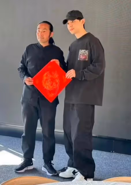 鄧倫罕見露出正臉,瘦了一圈比以往自信許多