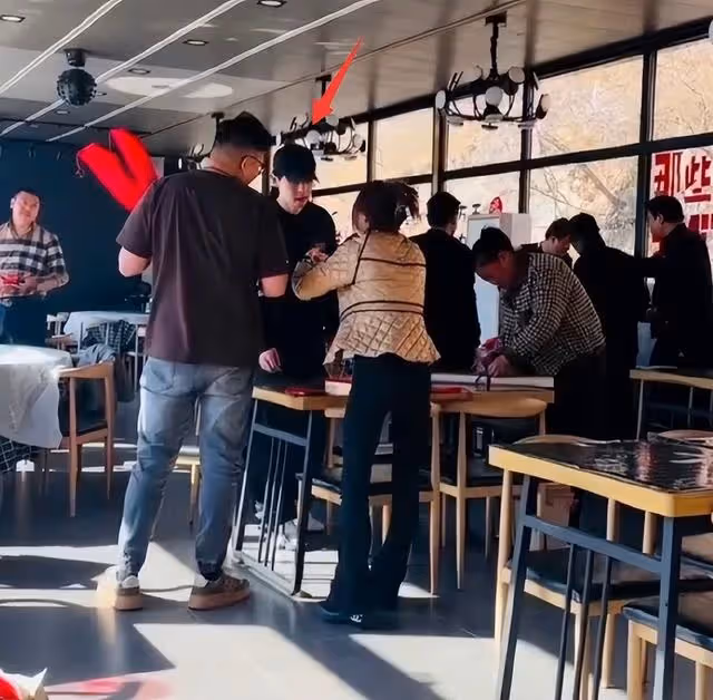 鄧倫罕見露出正臉,瘦了一圈比以往自信許多