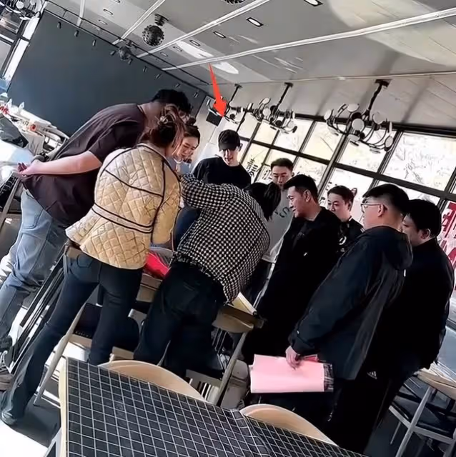 鄧倫罕見露出正臉,瘦了一圈比以往自信許多