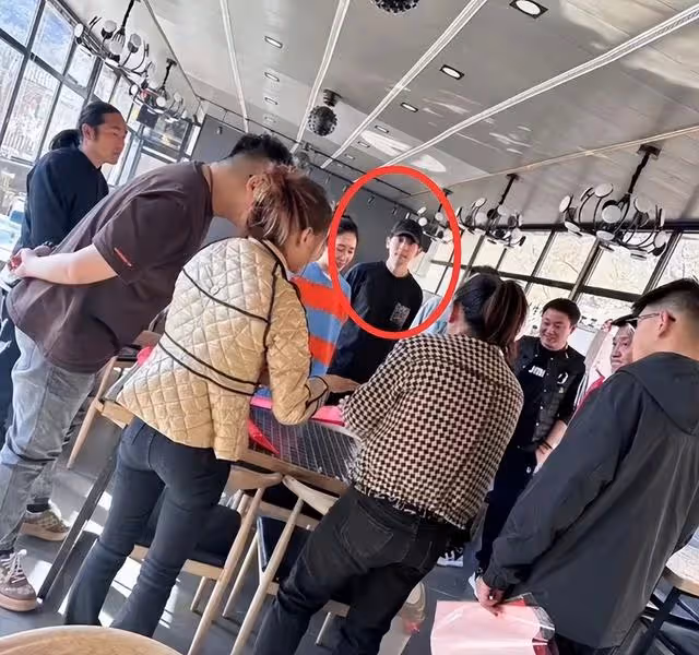 鄧倫罕見露出正臉,瘦了一圈比以往自信許多