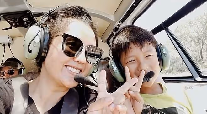 何潔攜3個子女合唱,老大老二與繼父相處融洽,倆女兒顏值差距大