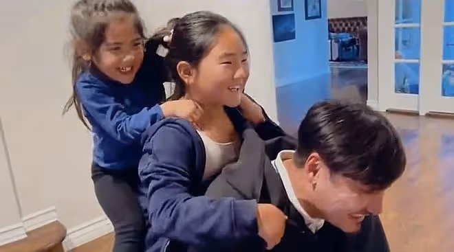 何潔攜3個子女合唱,老大老二與繼父相處融洽,倆女兒顏值差距大