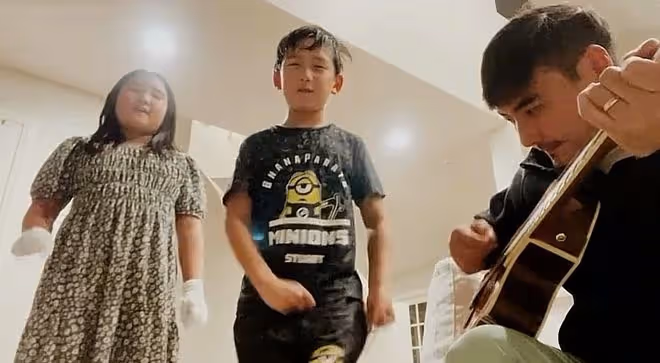何潔攜3個子女合唱,老大老二與繼父相處融洽,倆女兒顏值差距大