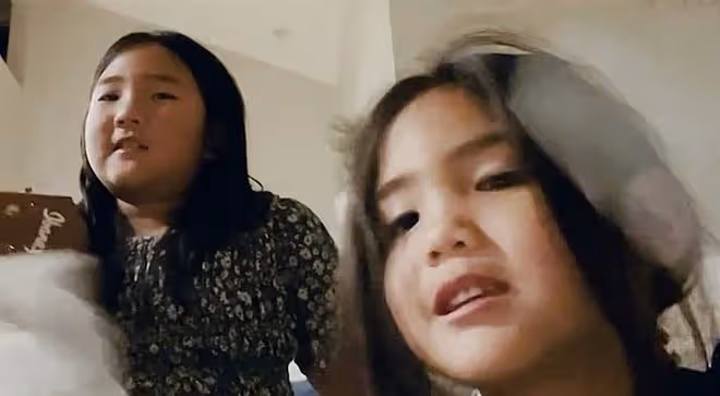 何潔攜3個子女合唱,老大老二與繼父相處融洽,倆女兒顏值差距大