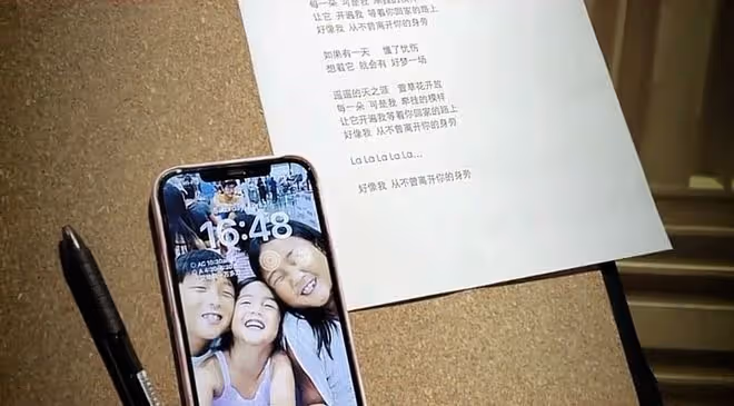 何潔攜3個子女合唱,老大老二與繼父相處融洽,倆女兒顏值差距大