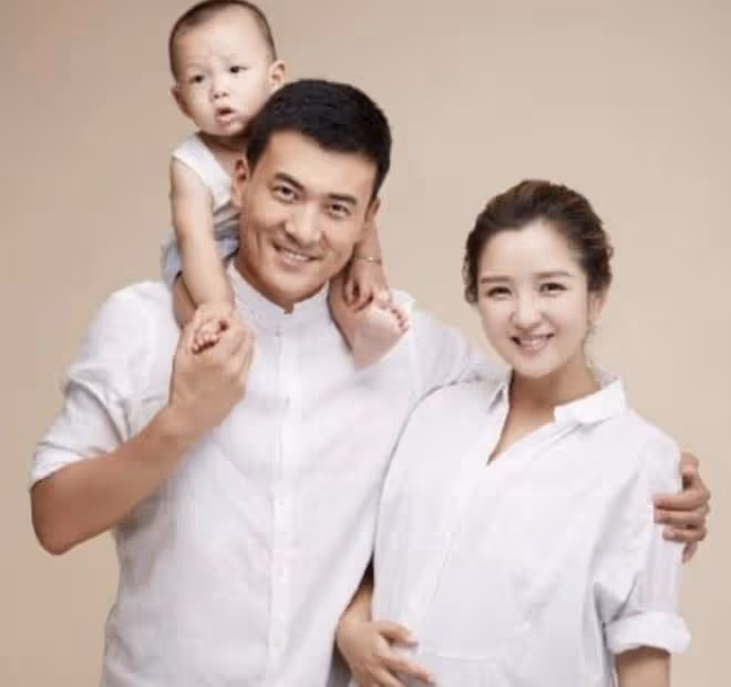 何潔攜3個子女合唱,老大老二與繼父相處融洽,倆女兒顏值差距大