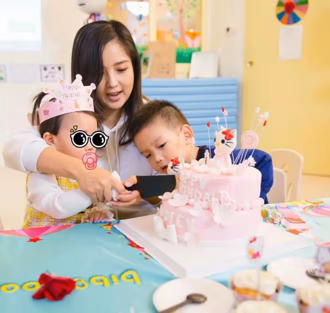 何潔攜3個子女合唱,老大老二與繼父相處融洽,倆女兒顏值差距大