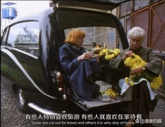 薛之謙51站票擠成球!董宇輝在高鐵上睡著了,12306果然人人平等