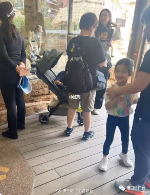 鍾嘉欣和李亞男湊仔女去海洋公園!細女對網民做一舉動萌爆