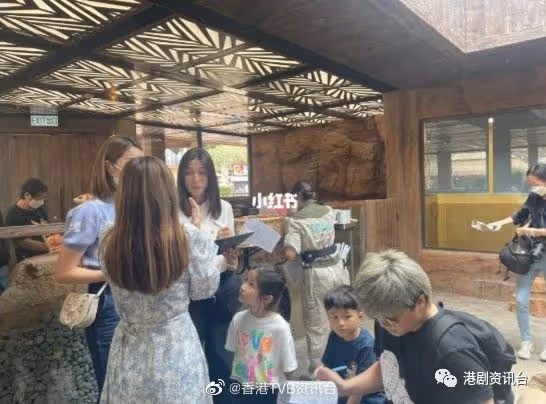 鍾嘉欣和李亞男湊仔女去海洋公園!細女對網民做一舉動萌爆