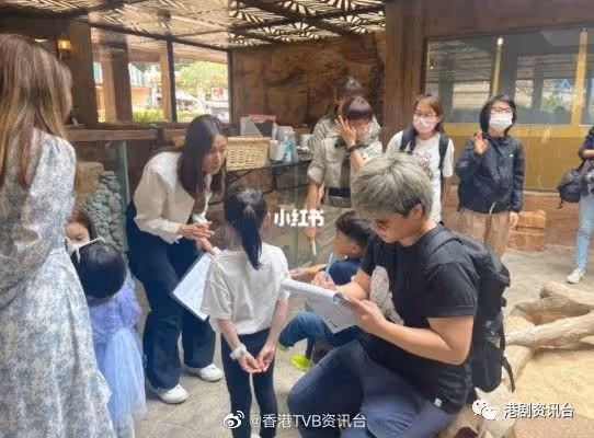 鍾嘉欣和李亞男湊仔女去海洋公園!細女對網民做一舉動萌爆