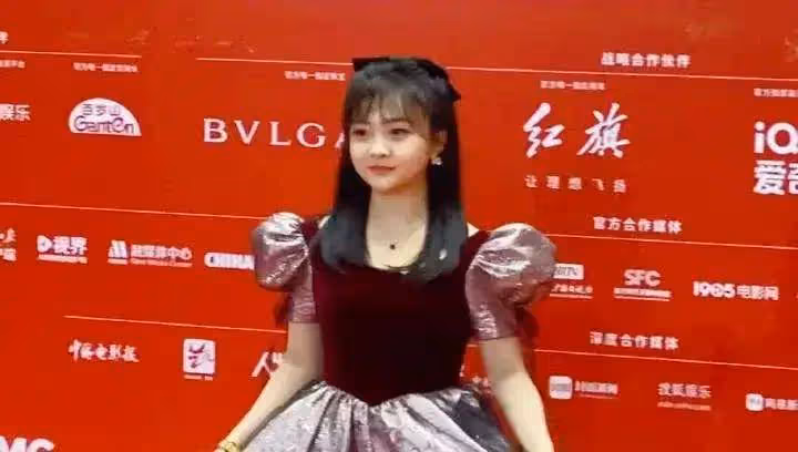 林妙可北影活動造型太土氣,網友:沒救了,趕緊退出娛樂圈