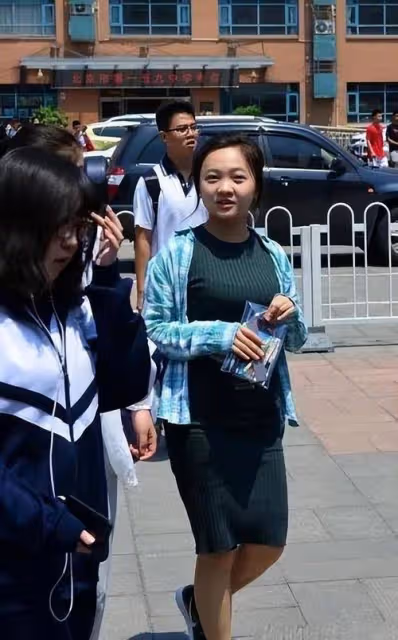 林妙可北影活動造型太土氣,網友:沒救了,趕緊退出娛樂圈