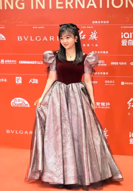 林妙可北影活動造型太土氣,網友:沒救了,趕緊退出娛樂圈