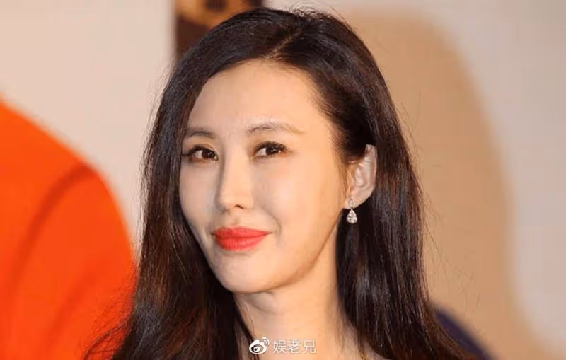 自稱婚姻經歷七年之癢，被吐槽自私，商業大佬被小30歲嬌妻反噬？