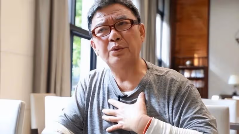 李立群又來和網友「告狀」了，錄個視頻，把一輩子的演技都用上了