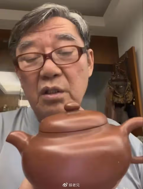 李立群又來和網友「告狀」了，錄個視頻，把一輩子的演技都用上了