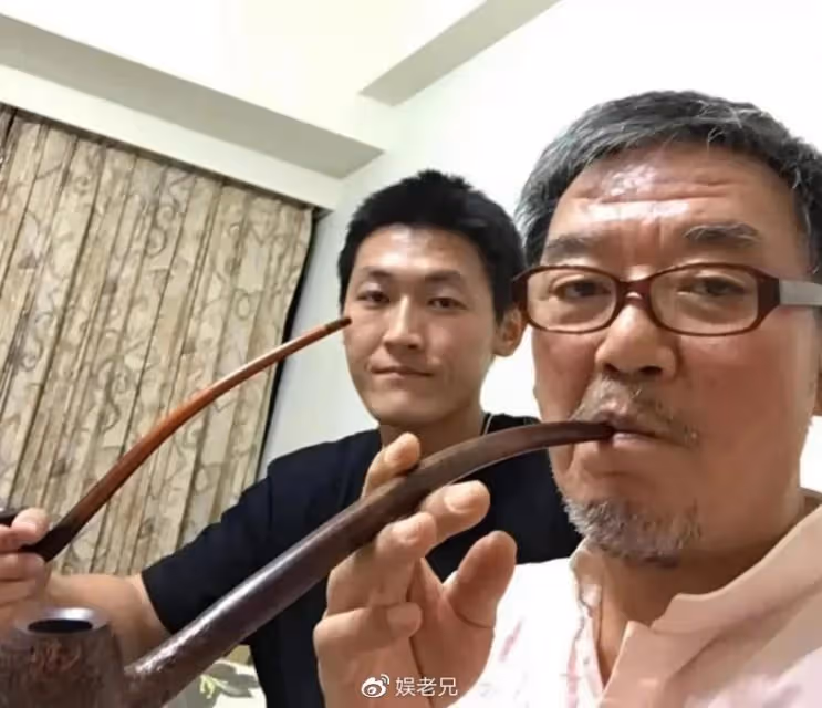 李立群又來和網友「告狀」了，錄個視頻，把一輩子的演技都用上了