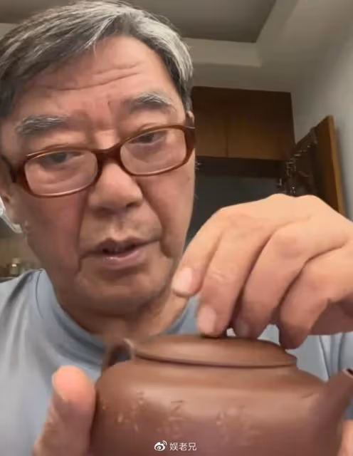 李立群又來和網友「告狀」了，錄個視頻，把一輩子的演技都用上了