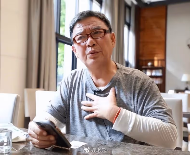 李立群又來和網友「告狀」了，錄個視頻，把一輩子的演技都用上了