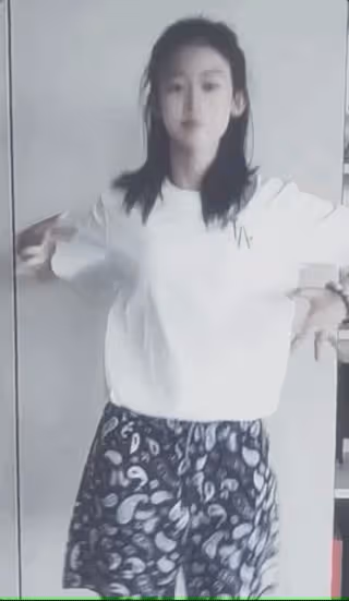 陸毅曬14歲女兒跳女團舞，貝兒四肢纖長身材高挑，被贊像陳都靈