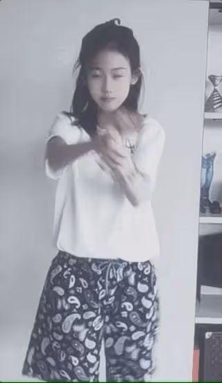陸毅曬14歲女兒跳女團舞，貝兒四肢纖長身材高挑，被贊像陳都靈
