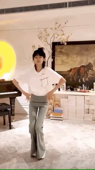 陸毅曬14歲女兒跳女團舞,貝兒四肢纖長身材高挑,被贊像陳都靈