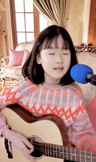 陸毅曬14歲女兒跳女團舞,貝兒四肢纖長身材高挑,被贊像陳都靈