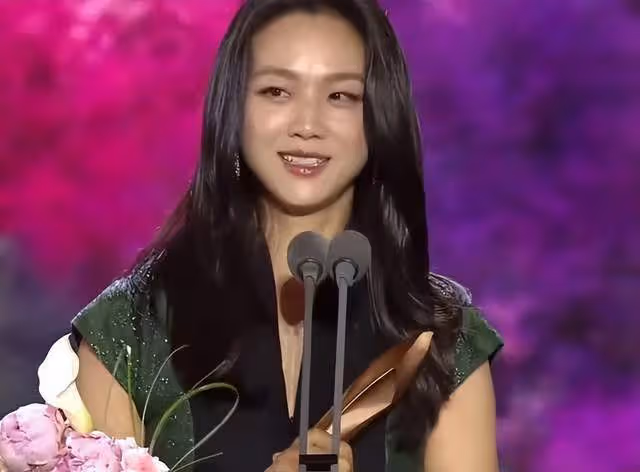 韓國這一夜,湯唯宋慧喬紅毯奪目,但韓國電影,卻崩得淋漓盡致